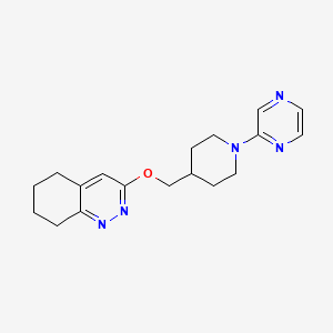 molecular formula C18H23N5O B3012588 3-((1-(Pyrazin-2-yl)piperidin-4-yl)methoxy)-5,6,7,8-tetrahydrocinnoline CAS No. 2309554-59-2
