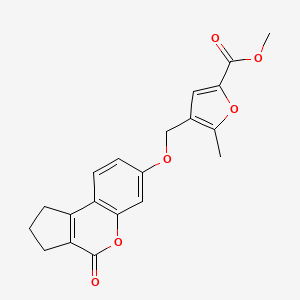 molecular formula C20H18O6 B3013891 Methyl 5-methyl-4-{[(4-oxo-1,2,3,4-tetrahydrocyclopenta[c]chromen-7-yl)oxy]methyl}-2-furoate CAS No. 374758-05-1