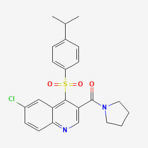 molecular formula C23H23ClN2O3S B3013941 (6-Chloro-4-((4-isopropylphenyl)sulfonyl)quinolin-3-yl)(pyrrolidin-1-yl)methanone CAS No. 1358581-29-9