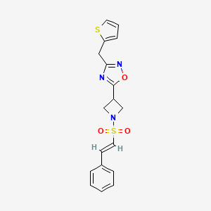 molecular formula C18H17N3O3S2 B3014264 (E)-5-(1-(苯乙烯基磺酰)氮杂环丁-3-基)-3-(噻吩-2-基甲基)-1,2,4-恶二唑 CAS No. 1351664-28-2