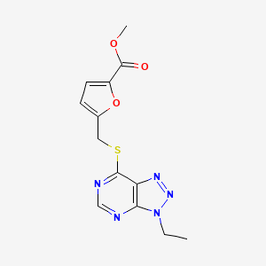 molecular formula C13H13N5O3S B3015666 5-(((3-乙基-3H-[1,2,3]三唑并[4,5-d]嘧啶-7-基)硫代)甲基)呋喃-2-甲酸甲酯 CAS No. 1058496-52-8