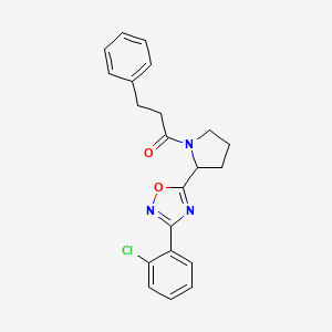 molecular formula C21H20ClN3O2 B3015867 3-(2-Chlorophenyl)-5-[1-(3-phenylpropanoyl)pyrrolidin-2-yl]-1,2,4-oxadiazole CAS No. 1795181-13-3