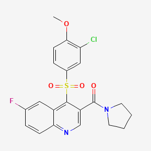 molecular formula C21H18ClFN2O4S B3016093 4-[(3-Chloro-4-methoxyphenyl)sulfonyl]-6-fluoro-3-(pyrrolidin-1-ylcarbonyl)quinoline CAS No. 1111016-26-2