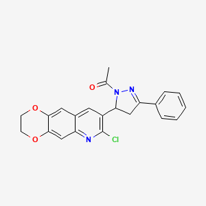 molecular formula C22H18ClN3O3 B3016100 1-(5-(7-chloro-2,3-dihydro-[1,4]dioxino[2,3-g]quinolin-8-yl)-3-phenyl-4,5-dihydro-1H-pyrazol-1-yl)ethanone CAS No. 442649-93-6