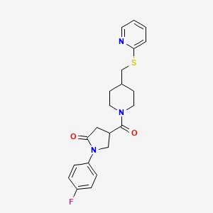 1-(4-Fluorophenyl)-4-(4-((pyridin-2-ylthio)methyl)piperidine-1-carbonyl)pyrrolidin-2-one
