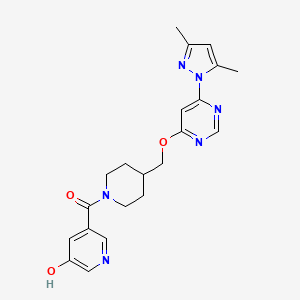 molecular formula C21H24N6O3 B3018339 [4-[[6-(3,5-Dimethylpyrazol-1-yl)pyrimidin-4-yl]oxymethyl]piperidin-1-yl]-(5-hydroxypyridin-3-yl)methanone CAS No. 2380085-65-2