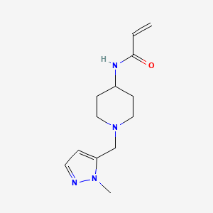 B3019158 N-[1-[(2-Methylpyrazol-3-yl)methyl]piperidin-4-yl]prop-2-enamide CAS No. 2411308-03-5