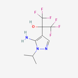 molecular formula C9H11F6N3O B3019841 2-[5-氨基-1-(丙-2-基)-1H-吡唑-4-基]-1,1,1,3,3,3-六氟丙-2-醇 CAS No. 2044713-72-4