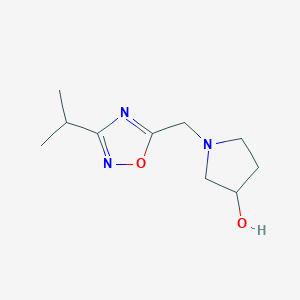 molecular formula C10H17N3O2 B3023528 1-{[3-(Propan-2-yl)-1,2,4-oxadiazol-5-yl]methyl}pyrrolidin-3-ol CAS No. 832715-05-6