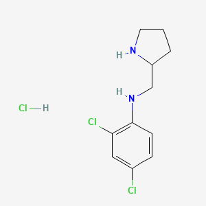 molecular formula C11H15Cl3N2 B3025361 2,4-Dichloro-N-(pyrrolidin-2-ylmethyl)aniline hydrochloride CAS No. 1177352-12-3