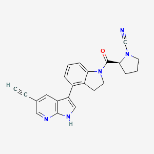 molecular formula C23H19N5O B3025724 (2S)-2-[[4-(5-乙炔基-1H-吡咯并[2,3-b]吡啶-3-基)-2,3-二氢-1H-吲哚-1-基]羰基]-1-吡咯烷甲腈 CAS No. 2383117-96-0