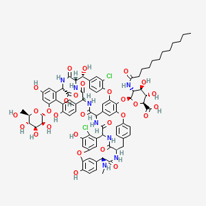 molecular formula C83H88Cl2N8O29 B3025814 (1S,2R,19R,22S,34S,37R,40R,52S)-64-[(2S,3R,4R,5S,6S)-6-carboxy-3-(dodecanoylamino)-4,5-dihydroxyoxan-2-yl]oxy-5,32-dichloro-2,26,31,44,49-pentahydroxy-22-(methylamino)-21,35,38,54,56,59-hexaoxo-47-[(2R,3S,4S,5S,6R)-3,4,5-trihydroxy-6-(hydroxymethyl)oxan-2-yl]oxy-7,13,28-trioxa-20,36,39,53,55,58-hexazaundecacyclo[38.14.2.23,6.214,17.219,34.18,12.123,27.129,33.141,45.010,37.046,51]hexahexaconta-3,5,8,10,12(64),14(63),15,17(62),23(61),24,26,29(60),30,32,41(57),42,44,46(51),47,49,65-henicosaene-52-carboxylic acid CAS No. 110882-85-4