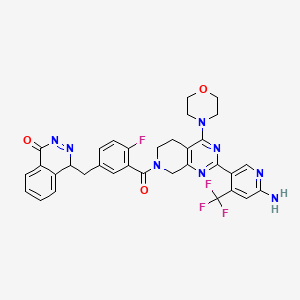 molecular formula C33H28F4N8O3 B3025956 4-[[3-[[2-[6-氨基-4-(三氟甲基)-3-吡啶基]-5,8-二氢-4-(4-吗啉基)吡啶并[3,4-d]嘧啶-7(6H)-基]羰基]-4-氟苯基]甲基]-1(2H)-酞嗪酮 CAS No. 2337386-47-5