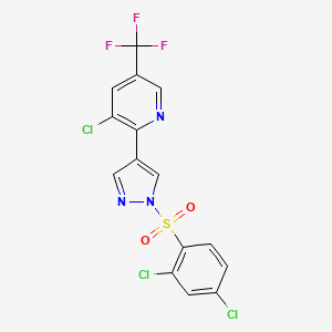 molecular formula C15H7Cl3F3N3O2S B3035489 3-chloro-2-{1-[(2,4-dichlorophenyl)sulfonyl]-1H-pyrazol-4-yl}-5-(trifluoromethyl)pyridine CAS No. 321570-97-2