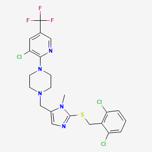 molecular formula C22H21Cl3F3N5S B3035824 1-[3-氯-5-(三氟甲基)吡啶-2-基]-4-[[2-[(2,6-二氯苯基)甲硫基]-3-甲基咪唑-4-基]甲基]哌嗪 CAS No. 338422-48-3