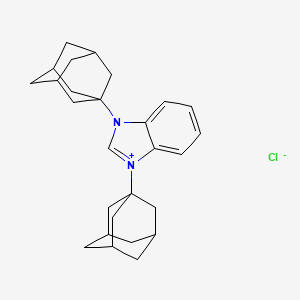 molecular formula C27H35ClN2 B3043376 1,3-Di(adamantan-1-yl)-1H-benzo[d]imidazol-3-ium chloride CAS No. 852634-41-4