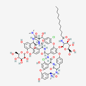 molecular formula C88H100Cl2N10O28 B3060959 (2S,3S,4R,5R,6S)-6-[[(1S,2R,19R,22S,34S,37R,40R,52S)-5,32-二氯-52-[3-(二甲氨基)丙基氨基甲酰基]-2,26,31,44,49-五羟基-22-(甲氨基)-21,35,38,54,56,59-六氧基-47-[(2R,3S,4S,5S,6R)-3,4,5-三羟基-6-(羟甲基)氧杂环-2-基]氧基-7,13,28-三氧杂-20,36,39,53,55,58-六氮杂十一环[38.14.2.23,6.214,17.219,34.18,12.123,27.129,33.141,45.010,37.046,51]六十六烷-3,5,8,10,12(64),14(63),15,17(62),23(61),24,26,29(60),30,32,41(57),42,44,46(51),47,49,65-二十一烯-64-基]氧基]-5-(十二烷酰胺基)-3,4-二羟基氧杂环-2-羧酸 CAS No. 171500-82-6