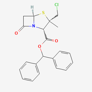 molecular formula C21H20ClNO3S B3085418 (2S,3S,5R)-3-Chloromethyl-3-methyl-7-oxo-4-thia-1-aza-bicyclo[3.2.0]heptane-2-carboxylic acid benzhydryl ester CAS No. 115546-67-3
