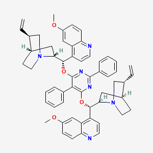 molecular formula C56H56N6O4 B3089914 4-[(S)-[(2R,4S,5R)-5-Ethenyl-1-azabicyclo[2.2.2]octan-2-yl]-[6-[(S)-[(2R,4S,5R)-5-ethenyl-1-azabicyclo[2.2.2]octan-2-yl]-(6-methoxyquinolin-4-yl)methoxy]-2,5-diphenylpyrimidin-4-yl]oxymethyl]-6-methoxyquinoline CAS No. 1202521-49-0