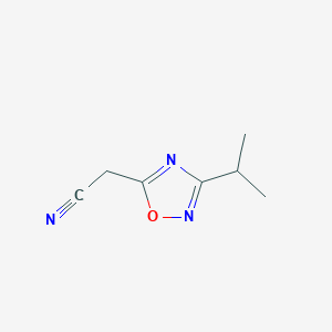 molecular formula C7H9N3O B3092954 (3-Isopropyl-[1,2,4]oxadiazol-5-yl)-acetonitrile CAS No. 1239752-36-3