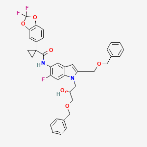 molecular formula C40H39F3N2O6 B3096953 (R)-N-(1-(3-(benzyloxy)-2-hydroxypropyl)-2-(1-(benzyloxy)-2-methylpropan-2-yl)-6-fluoro-1H-indol-5-yl)-1-(2,2-difluorobenzo[d][1,3]dioxol-5-yl)cyclopropanecarboxamide CAS No. 1294504-68-9