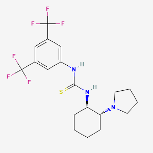 molecular formula C19H23F6N3S B3097634 硫脲，N-[3,5-双(三氟甲基)苯基]-N'-[(1R,2R)-2-(1-吡咯烷基)环己基]- CAS No. 1314743-49-1