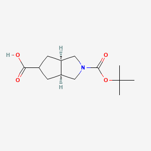 molecular formula C13H21NO4 B3101810 (3aR,5r,6aS)-2-(tert-butoxycarbonyl)octahydrocyclopenta[c]pyrrole-5-carboxylic acid CAS No. 1401464-09-2