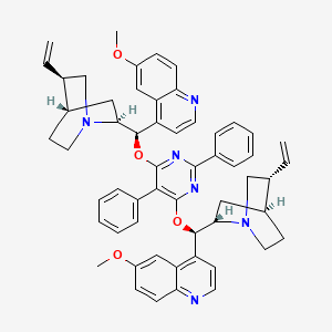 molecular formula C56H56N6O4 B3112533 (1S,1'S,3R,3'R,4S,4'S,6S,6'S)-6,6'-((1R,1'R)-((2,5-Diphenylpyrimidine-4,6-diyl)bis(oxy))bis((6-methoxyquinolin-4-yl)methylene))bis(3-vinylquinuclidine) CAS No. 189745-70-8