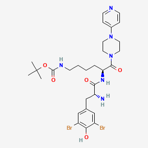 molecular formula C29H40Br2N6O5 B3114788 tert-Butyl ((S)-5-((R)-2-amino-3-(3,5-dibromo-4-hydroxyphenyl)propanamido)-6-oxo-6-(4-(pyridin-4-yl)piperazin-1-yl)hexyl)carbamate CAS No. 204693-44-7