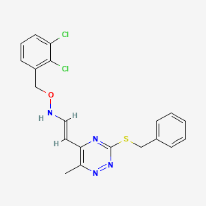 molecular formula C20H18Cl2N4OS B3128090 3-(Benzylsulfanyl)-5-(2-(((2,3-dichlorobenzyl)oxy)amino)vinyl)-6-methyl-1,2,4-triazine CAS No. 338775-75-0