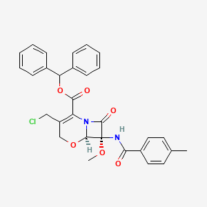 molecular formula C30H27ClN2O6 B3150073 (6R,7R)-3-Chloromethyl-7-methoxy-8-oxo-7-(p-toluoylamino)-5-oxa-1-azabicyclo[4.2.0]oct-2-ene-2-carboxylic acid diphenylmethyl ester CAS No. 68314-38-5