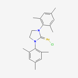 molecular formula C21H26AuClN2 B3157799 Chloro[1,3-bis(2,4,6-trimethylphenyl)-4,5-dihydroimidazol-2-ylidene]gold(I) CAS No. 852445-82-0