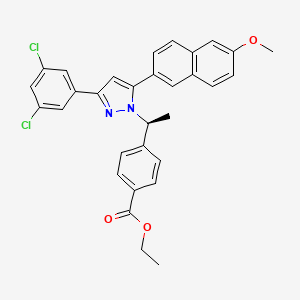 molecular formula C31H26Cl2N2O3 B3161543 (S)-ethyl 4-(1-(3-(3,5-dichlorophenyl)-5-(6-methoxynaphthalen-2-yl)-1H-pyrazol-1-yl)ethyl)benzoate CAS No. 870823-10-2