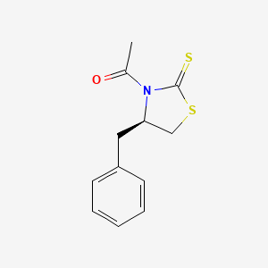 molecular formula C12H13NOS2 B3166401 (R)-1-(4-苄基-2-硫代噻唑烷-3-基)乙烷-1-酮 CAS No. 911040-42-1