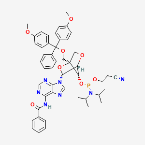 molecular formula C48H52N7O8P B3180582 （1R,3R,4R,7S）-3-（6-苯甲酰胺基-9H-嘌呤-9-基）-1-（（双（4-甲氧基苯基）（苯基）甲氧基）甲基）-2,5-二氧杂双环[2.2.1]庚烷-7-基（2-氰乙基）二异丙基氨基磷酰胺 CAS No. 206055-79-0