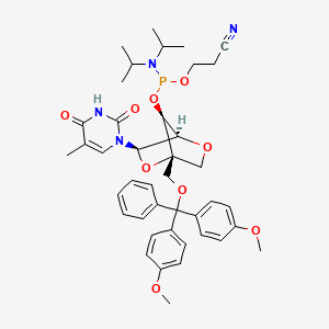 molecular formula C41H49N4O9P B3182076 3-[[(1R,3R,4R,7S)-1-[[Bis(4-methoxyphenyl)-phenylmethoxy]methyl]-3-(5-methyl-2,4-dioxopyrimidin-1-yl)-2,5-dioxabicyclo[2.2.1]heptan-7-yl]oxy-[di(propan-2-yl)amino]phosphanyl]oxypropanenitrile CAS No. 206055-75-6