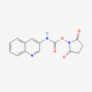 molecular formula C14H11N3O4 B3187327 2,5-Dioxopyrrolidin-1-yl quinolin-3-ylcarbamate CAS No. 148757-95-3