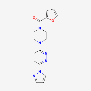 molecular formula C16H16N6O2 B3201051 (4-(6-(1H-pyrazol-1-yl)pyridazin-3-yl)piperazin-1-yl)(furan-2-yl)methanone CAS No. 1019100-79-8