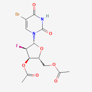 molecular formula C13H14BrFN2O7 B3218331 ((2R,3R,4R,5R)-3-acetoxy-5-(5-bromo-2,4-dioxo-3,4-dihydropyrimidin-1(2H)-yl)-4-fluorotetrahydrofuran-2-yl)methyl acetate CAS No. 1188522-91-9