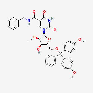 molecular formula C39H39N3O9 B3236770 5'-O-[Bis(4-methoxyphenyl)phenylmethyl]-2'-O-methyl-5-[[(phenylmethyl)amino]carbonyl]-Uridine CAS No. 1374692-38-2