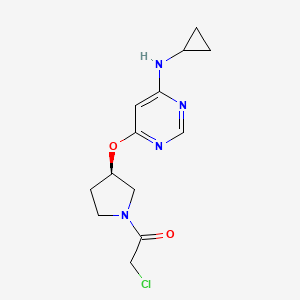 molecular formula C13H17ClN4O2 B3238829 (R)-2-Chloro-1-(3-((6-(cyclopropylamino)pyrimidin-4-yl)oxy)pyrrolidin-1-yl)ethanone CAS No. 1417789-60-6