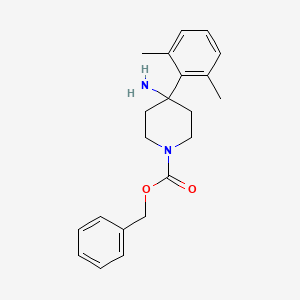molecular formula C21H26N2O2 B3247738 1-Piperidinecarboxylic acid, 4-amino-4-(2,6-dimethylphenyl)-, phenylmethyl ester CAS No. 1823843-45-3