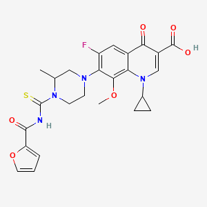 molecular formula C25H25FN4O6S B3280399 1-Cyclopropyl-6-fluoro-7-[4-(furan-2-carbonylcarbamothioyl)-3-methylpiperazin-1-yl]-8-methoxy-4-oxoquinoline-3-carboxylic acid CAS No. 714290-19-4