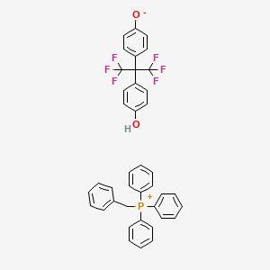 molecular formula C40H31F6O2P B3282829 三苯基(苯甲基)鏻，与 4,4'-[2,2,2-三氟-1-(三氟甲基)乙亚基]双[苯酚]（1:1）的盐 CAS No. 75768-65-9