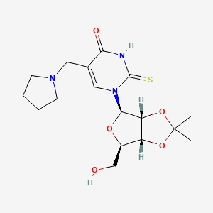 molecular formula C17H25N3O5S B3298947 1-((3aR,4R,6R,6aR)-6-(hydroxymethyl)-2,2-dimethyltetrahydrofuro[3,4-d][1,3]dioxol-4-yl)-5-(pyrrolidin-1-ylmethyl)-2-thioxo-2,3-dihydropyrimidin-4(1H)-one CAS No. 89845-82-9