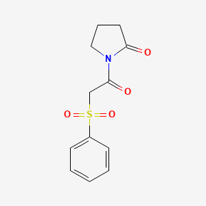 molecular formula C12H13NO4S B3301249 1-(2-(苯磺酰)乙酰)吡咯烷-2-酮 CAS No. 907969-47-5