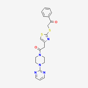 2-((4-(2-Oxo-2-(4-(pyrimidin-2-yl)piperazin-1-yl)ethyl)thiazol-2-yl)thio)-1-phenylethanone