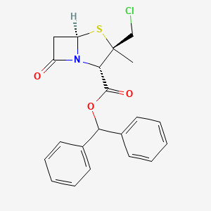 molecular formula C21H20ClNO3S B3331725 二苯甲酰基 (2S,3R,5R)-3-(氯甲基)-3-甲基-7-氧代-4-硫杂-1-氮杂双环[3.2.0]庚烷-2-羧酸酯 CAS No. 85573-73-5