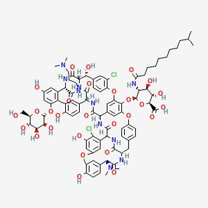 molecular formula C89H102Cl2N10O28 B3332097 (2S,3S,4R,5R,6S)-6-[[(1S,2R,19R,22S,34S,37R,40R,52S)-5,32-dichloro-22-(dimethylamino)-52-[3-(dimethylamino)propylcarbamoyl]-2,26,31,44,49-pentahydroxy-21,35,38,54,56,59-hexaoxo-47-[(2R,3S,4S,5S,6R)-3,4,5-trihydroxy-6-(hydroxymethyl)oxan-2-yl]oxy-7,13,28-trioxa-20,36,39,53,55,58-hexazaundecacyclo[38.14.2.23,6.214,17.219,34.18,12.123,27.129,33.141,45.010,37.046,51]hexahexaconta-3,5,8,10,12(64),14(63),15,17(62),23(61),24,26,29(60),30,32,41(57),42,44,46(51),47,49,65-henicosaen-64-yl]oxy]-3,4-dihydroxy-5-(10-methylundecanoylamino)oxane-2-carboxylic acid CAS No. 871132-03-5