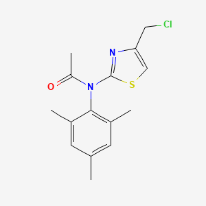 molecular formula C15H17ClN2OS B3387107 N-[4-(chloromethyl)-1,3-thiazol-2-yl]-N-(2,4,6-trimethylphenyl)acetamide CAS No. 790271-14-6